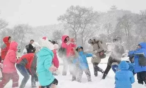 贊美打雪仗開心的句子  冬天打雪仗高興的句子